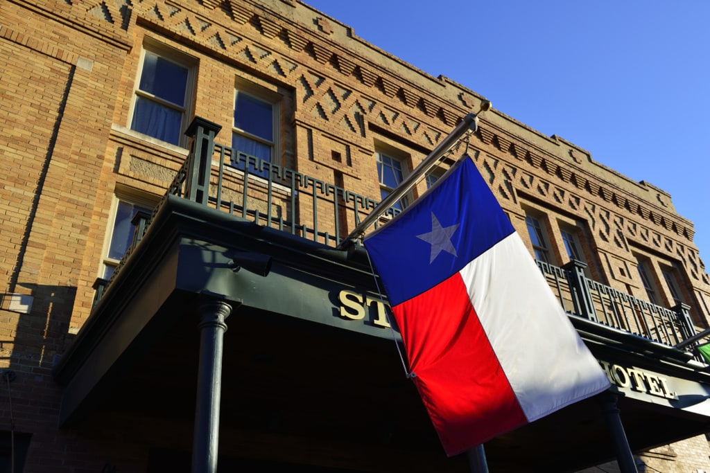 Texas Flagge vor dem Stockyards Hotel, Stockyards National Historic District, Fort Worth, Texas, USA