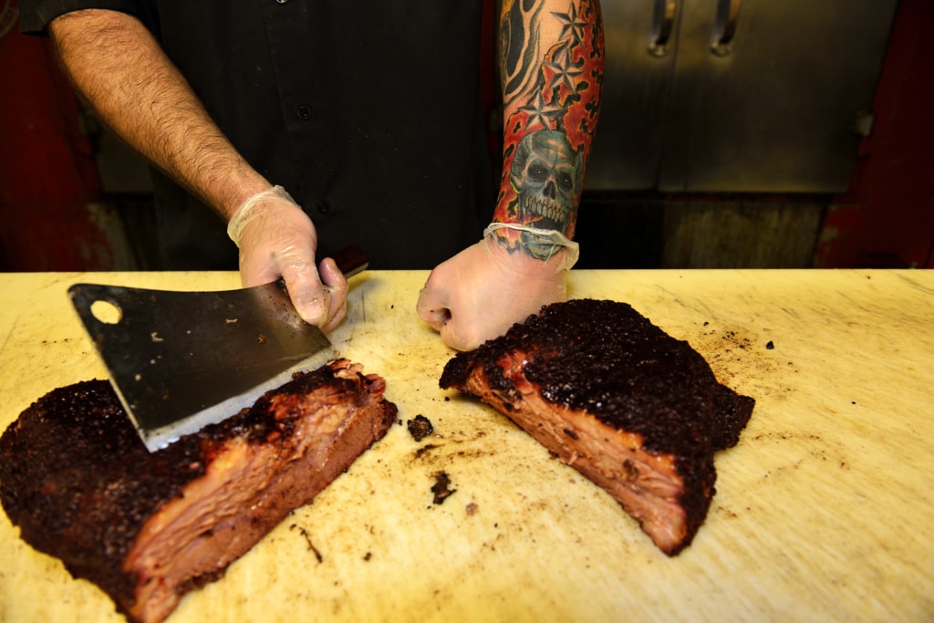 Briskett, auf deutsch Rauchfleisch vom Rind wird portioniert, Lockhart Smoke House, Bishop Arts District, Dallas, Texas, USA