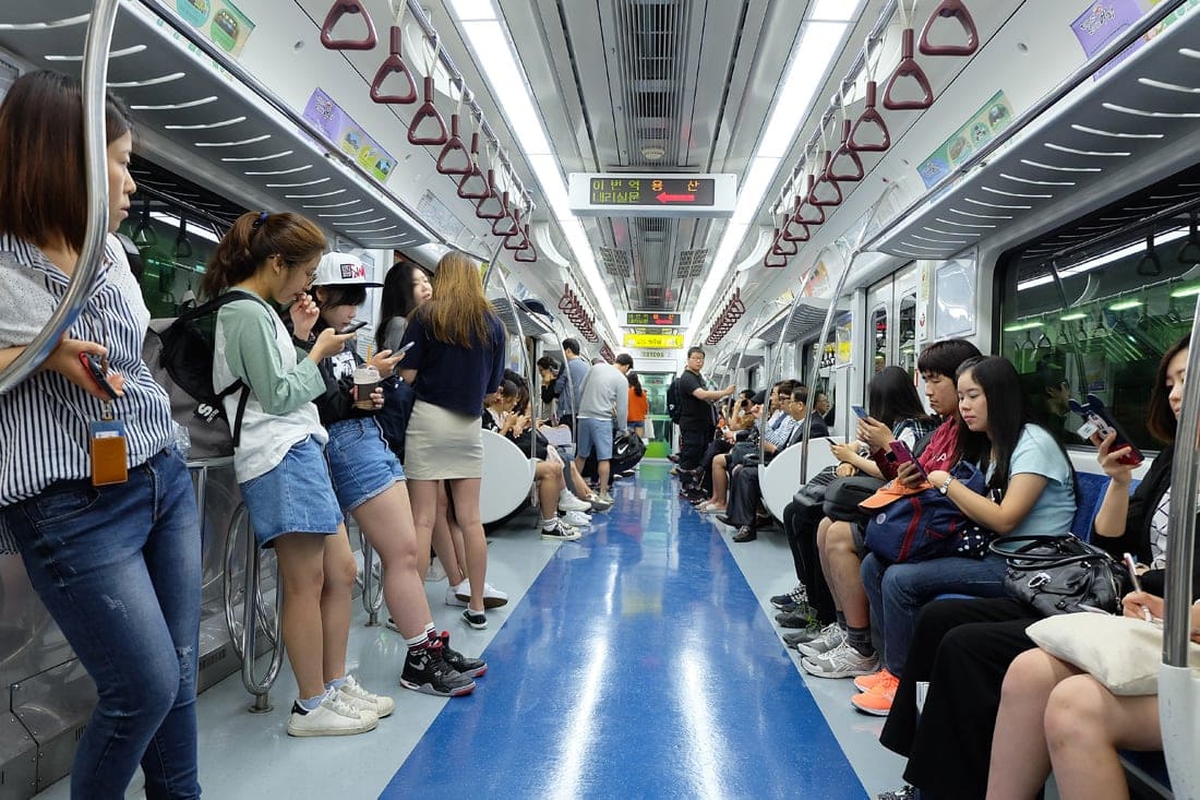 Menschen in der U-Bahn in Seoul, Südkorea