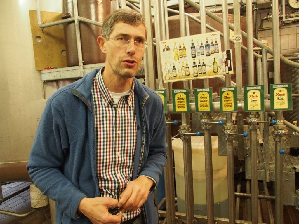 Josef Rosche, Chef der Edelkorn-Brennerei in Haselünne im Emsland, während eines Rundgangs