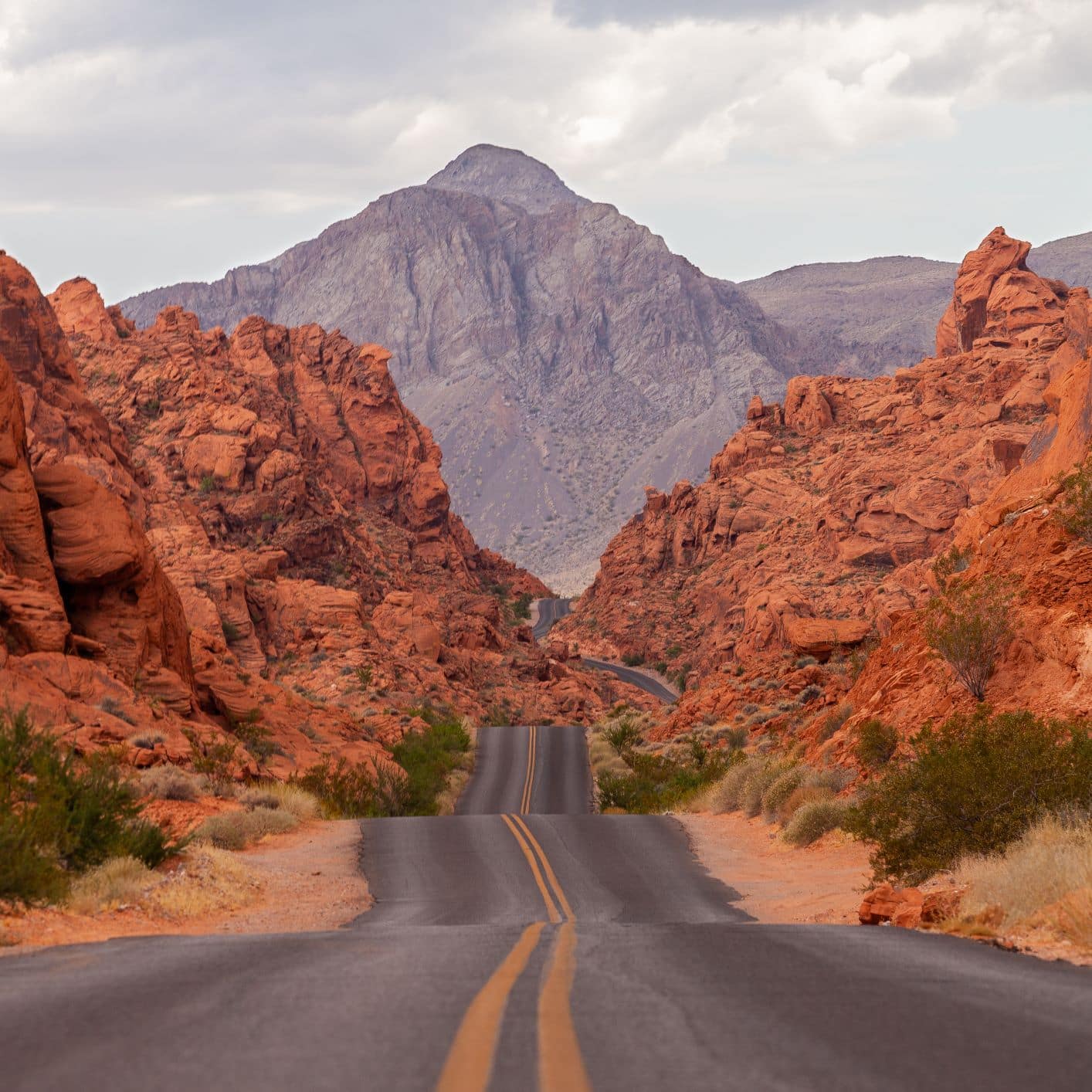 Straße, die durch das Valley of Fire in Nevada führt 
