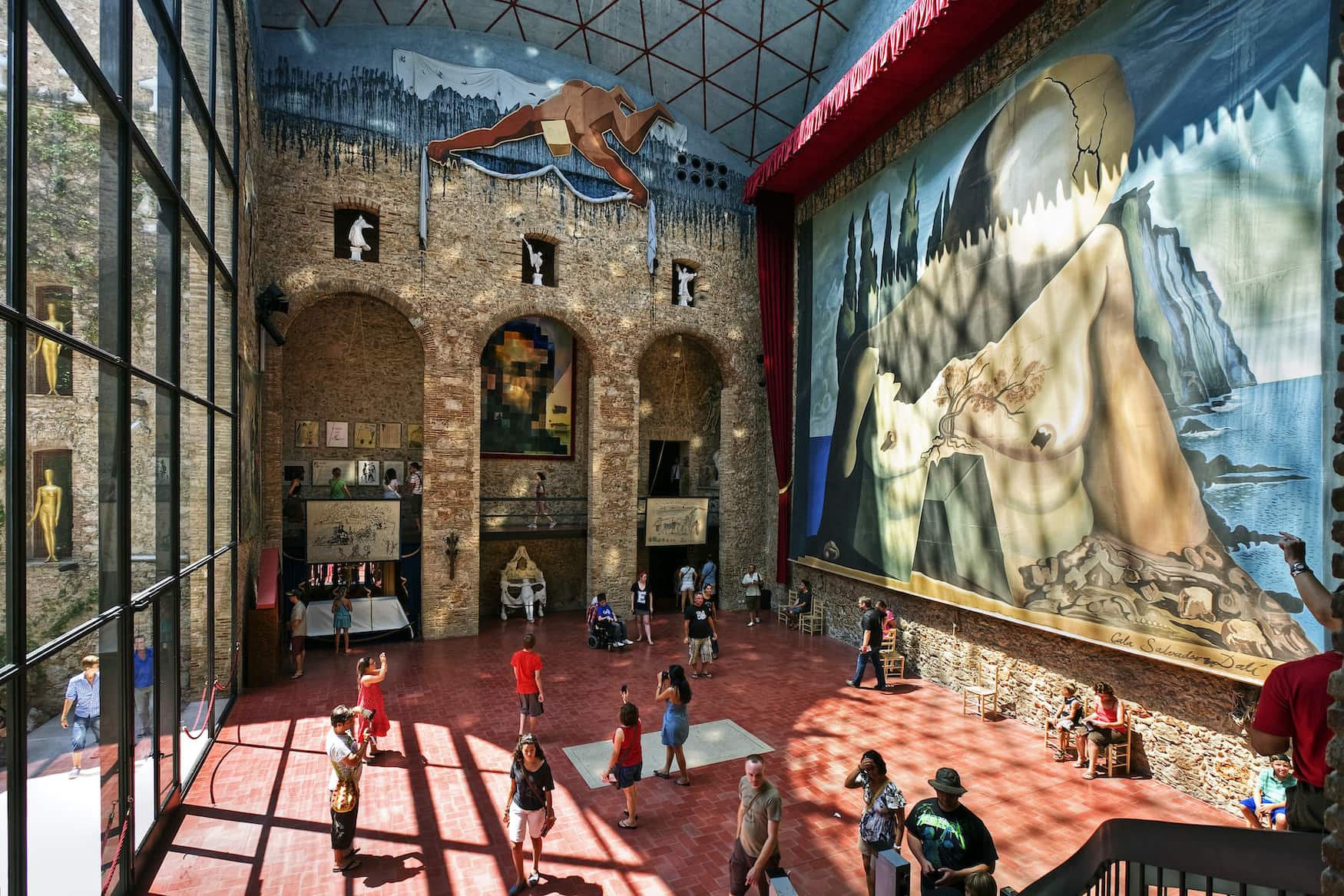 Salvador Dalí hat eines der bekanntesten Meisterwerke der Welt gemalt. In Figueres ist ihm ein Museum gewidmet.