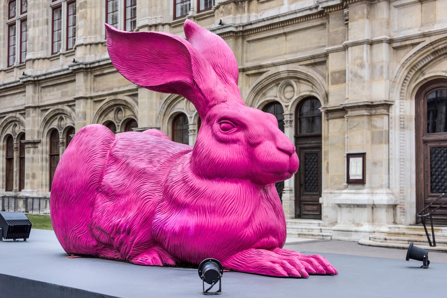 Kunstwerk »Der Feldhase« als pinke Hasen Skulptur neben Wiener Staatsoper