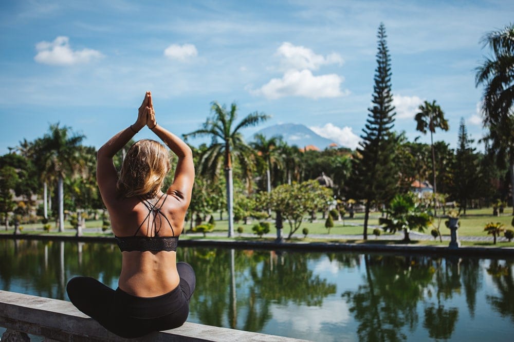 Frau in Yoga-Pose Bali