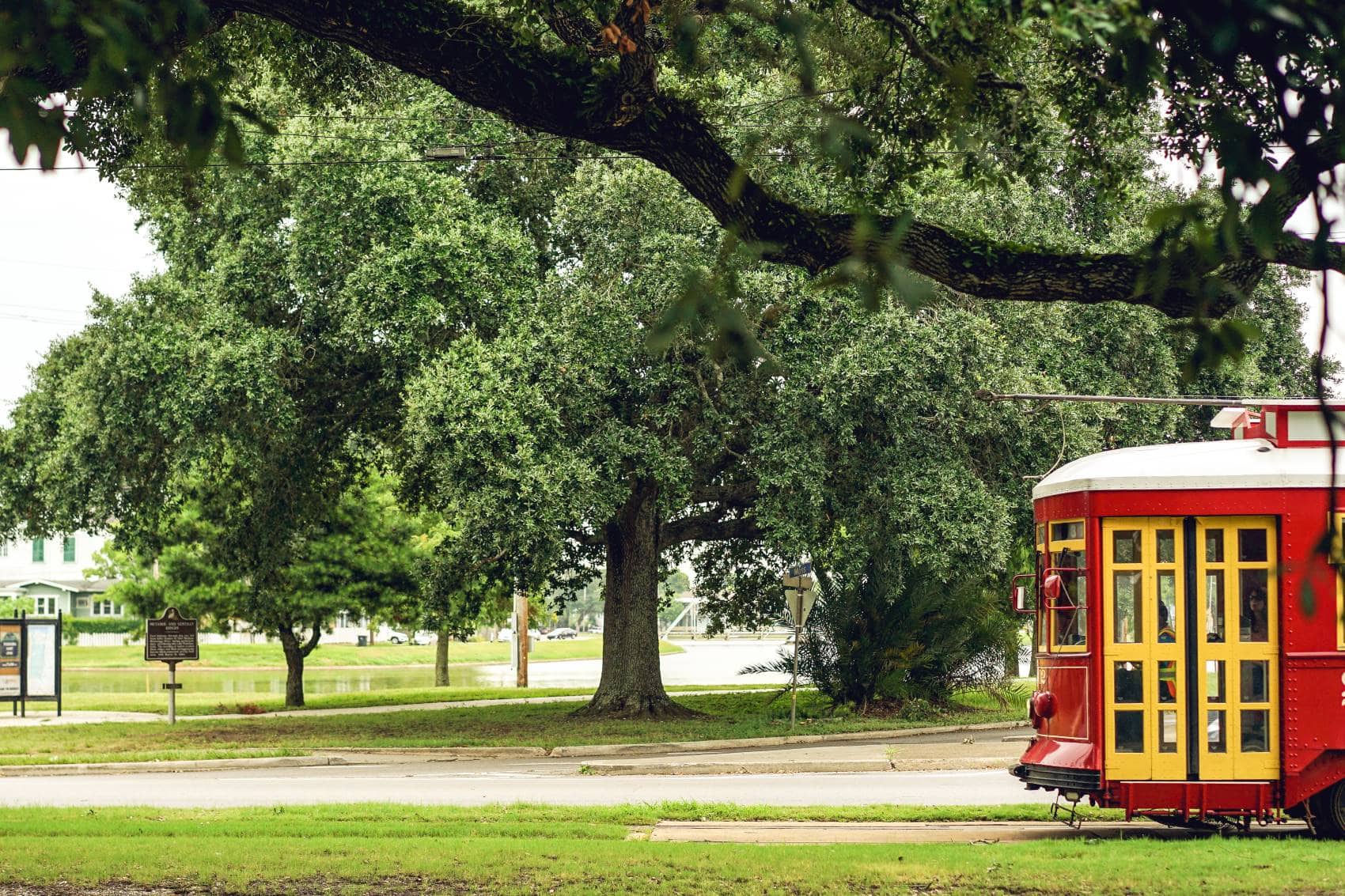 Rote Straßenbahn in New Orleans