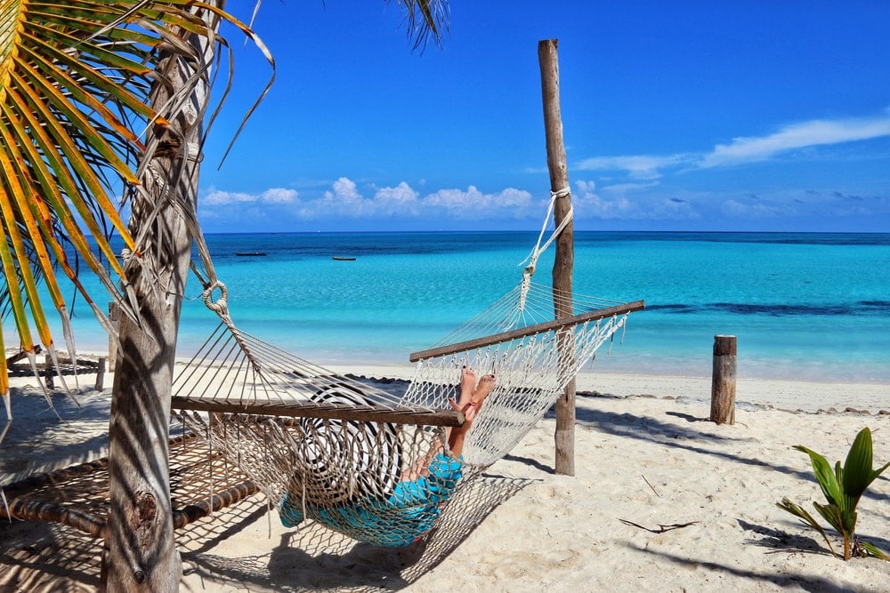 Frau auf Hängematte in Sansibar am Strand