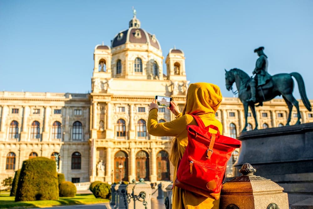 Mädchen fotografiert altes Gebäude in Wien