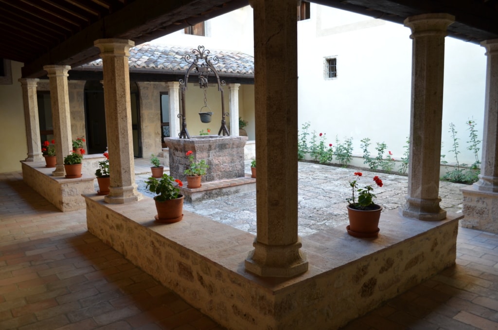 schöne Unterkünfte in Umbrien: der Innenhof im Convento di Acqua