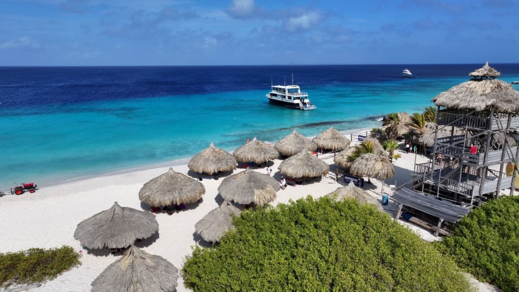 Ausflugsboot vor Strand auf Curacao