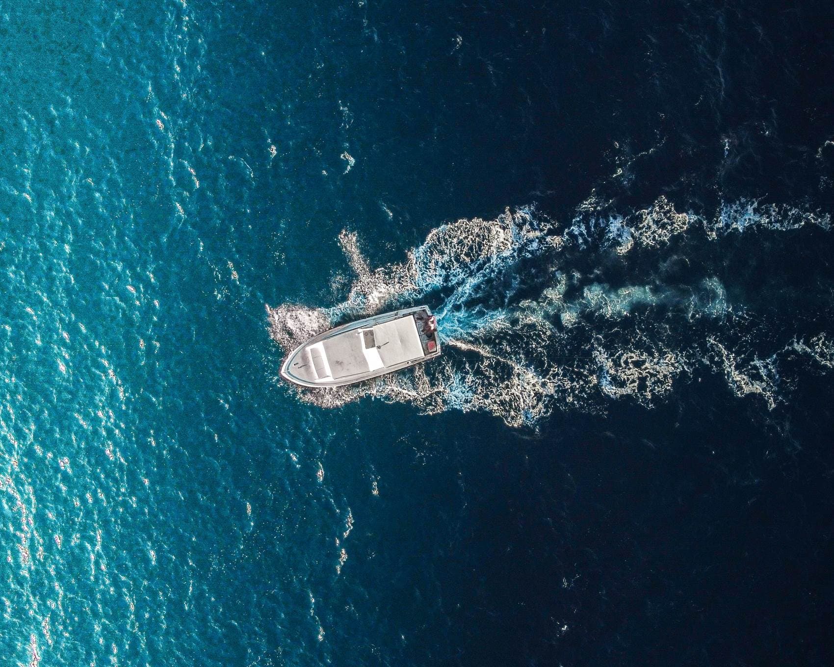 Boot vor Curacao aus Vogelperspektive