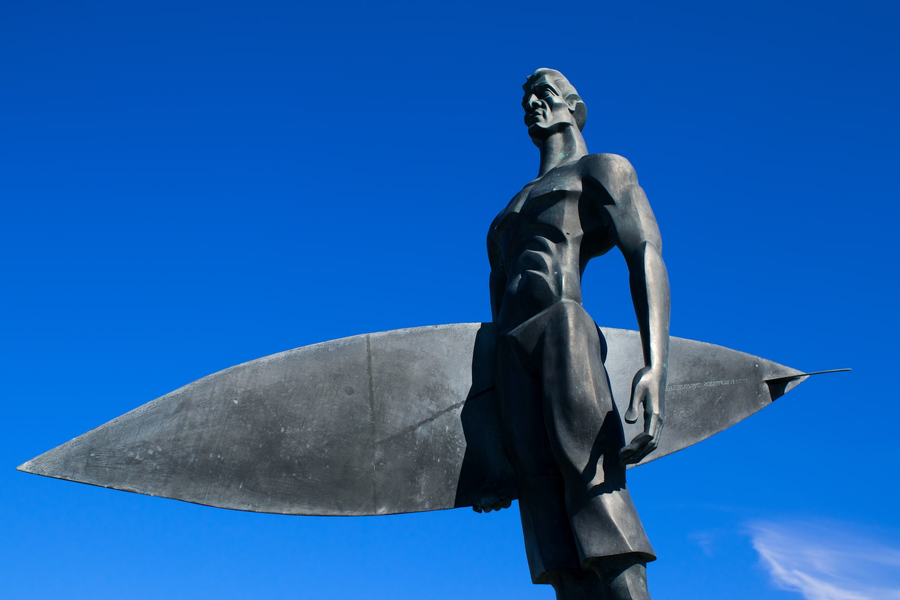 Surferstatue in Eiriceira in Portugal
