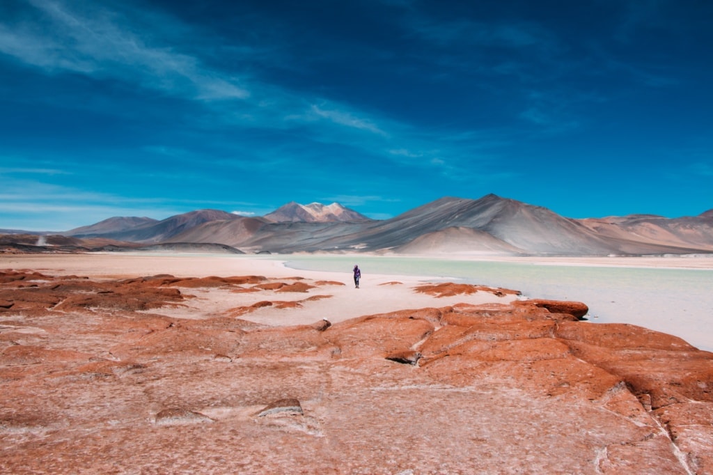 Einsamer Mann in Atacama Wüste in Chile