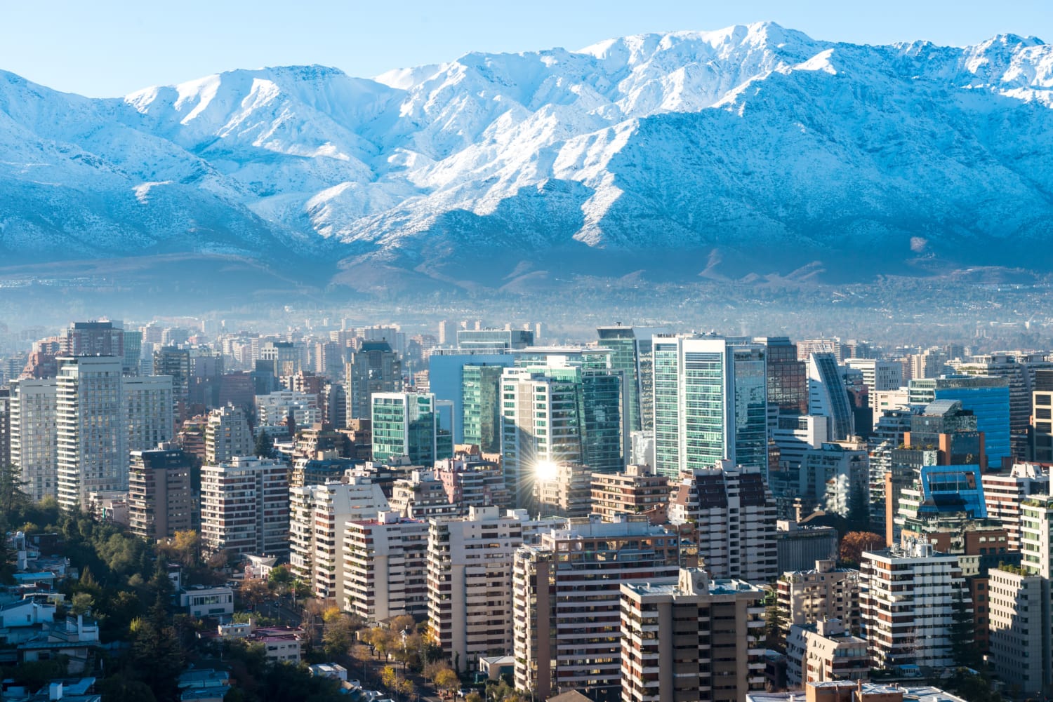 Skyline Santiago de Chile in den Bergen