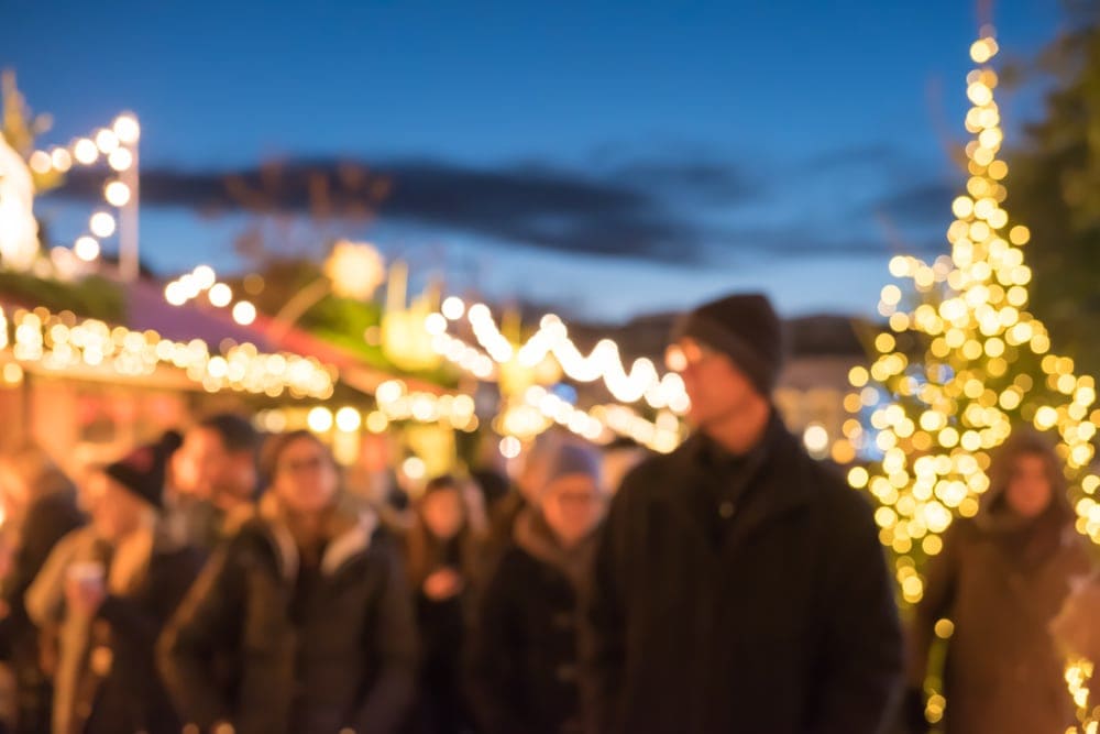 Advent in Edinburgh: Besucher des Weihnachtsmarktes