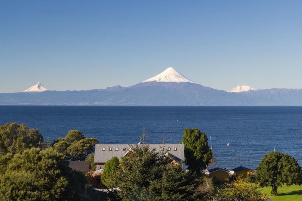 Blick auf See und Vulkan in Frutillar, Chile
