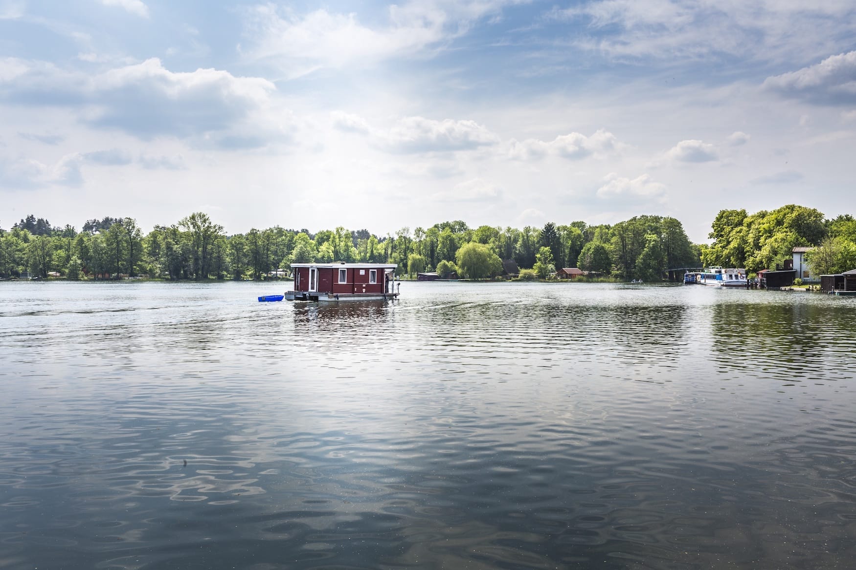 Hausboot auf See in Lychen entlang des Märkischen Landweges