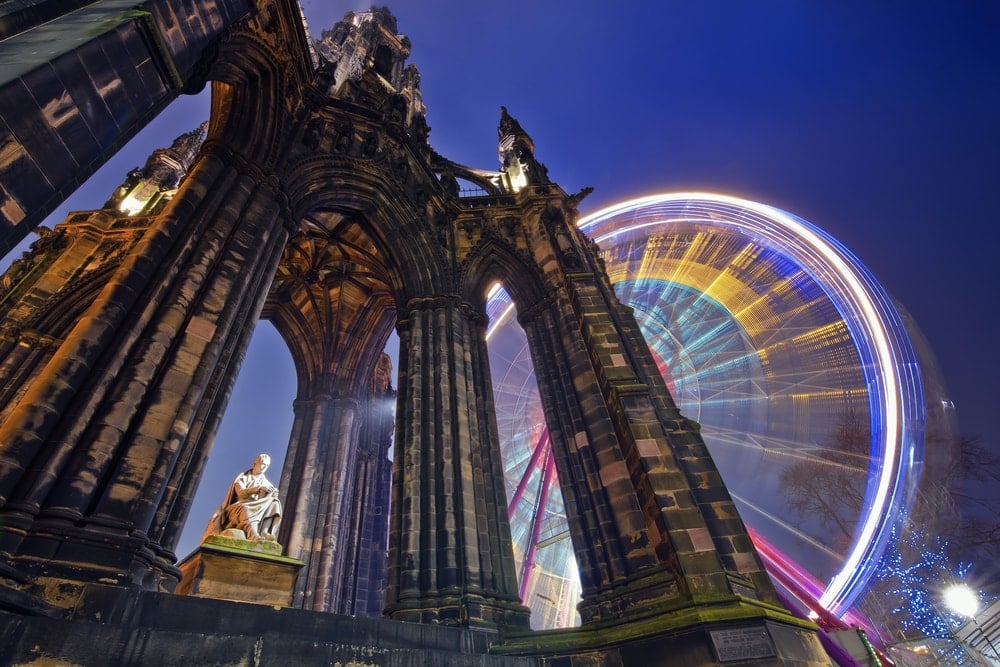 Advent in Edinburgh: Scott Monument mit Riesenrad im Hintergrund