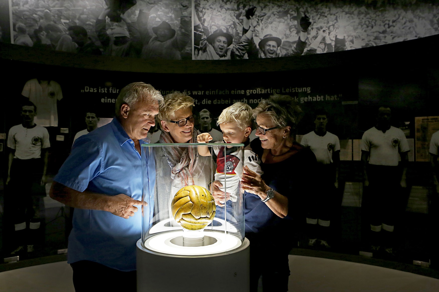 Familie informiert sich über die Fußballgeschichte Deutschlands