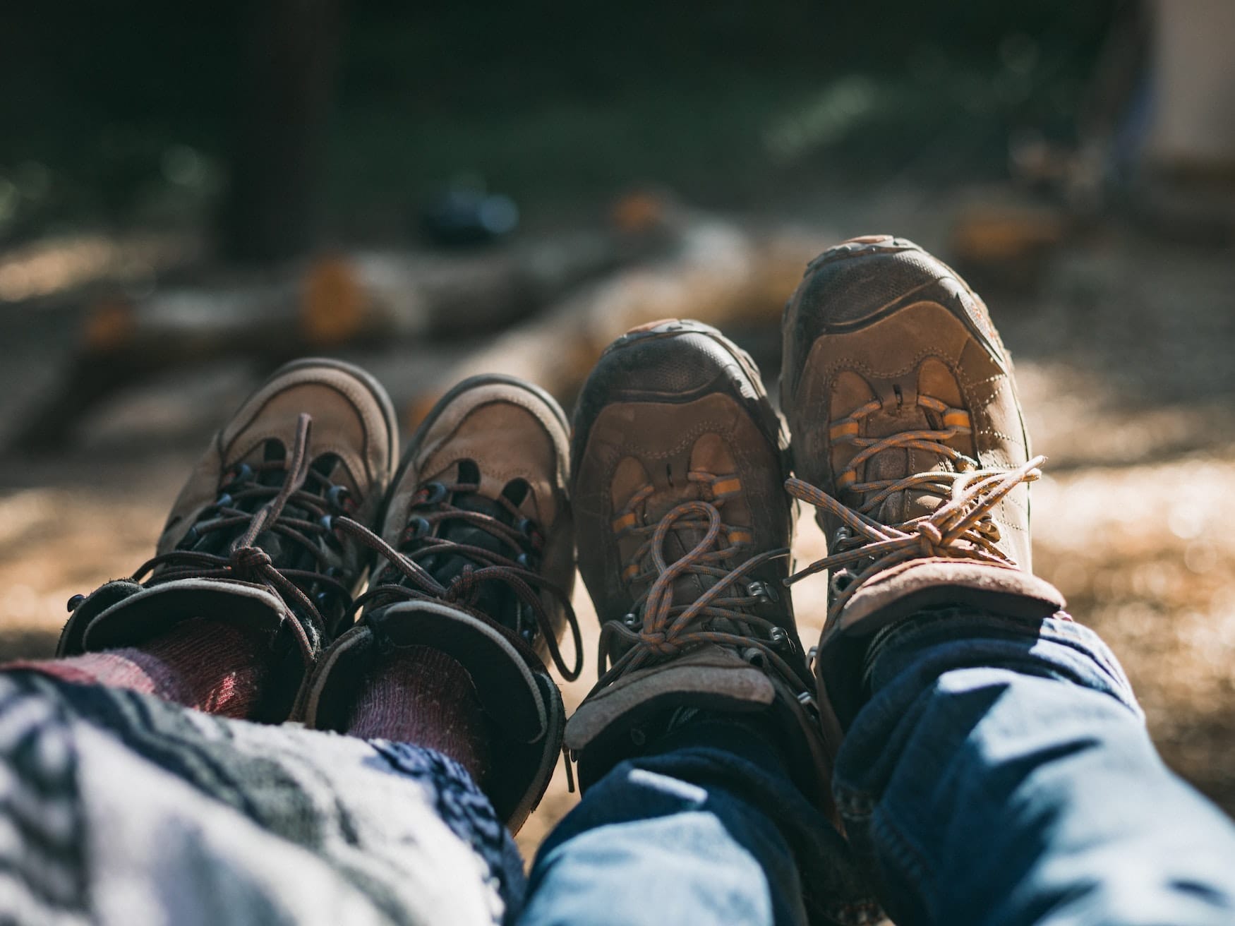 Zwei Wanderer auf dem Märkischen Landweg fotografieren ihre Wanderschuhe