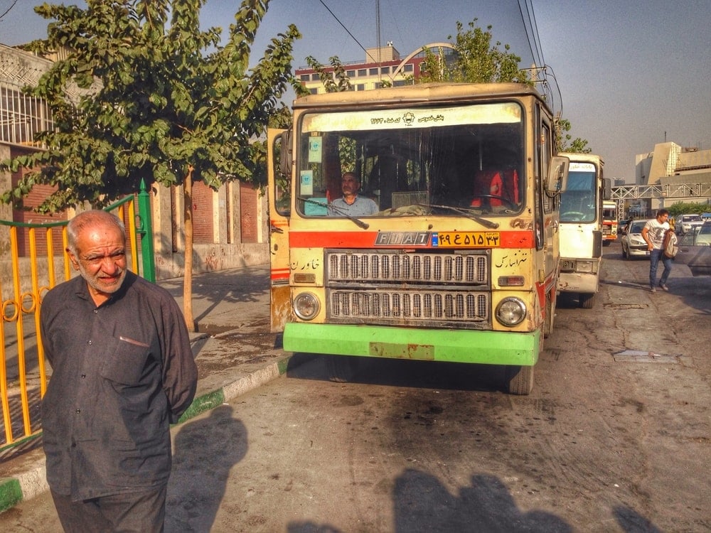 Mann vor einem Bus im Iran