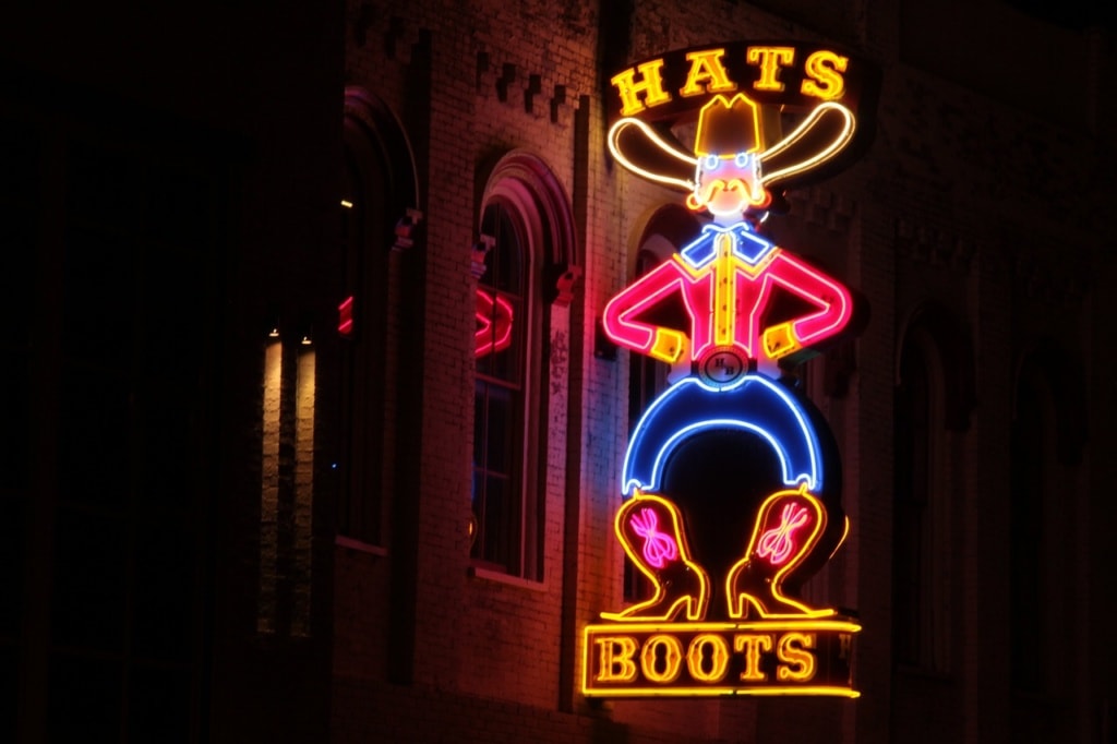 Leuchtreklame an einer Bar in Nashville