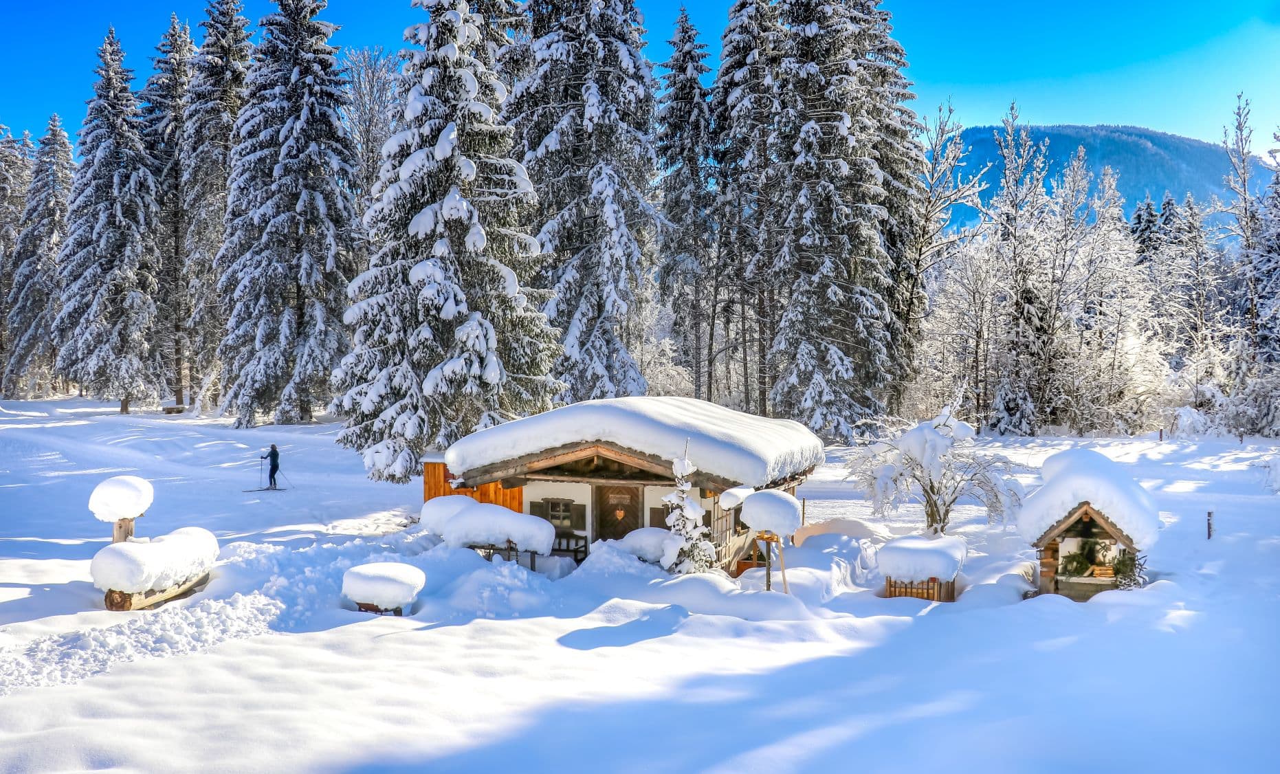 Hütte im verschneiten Winterpanorama