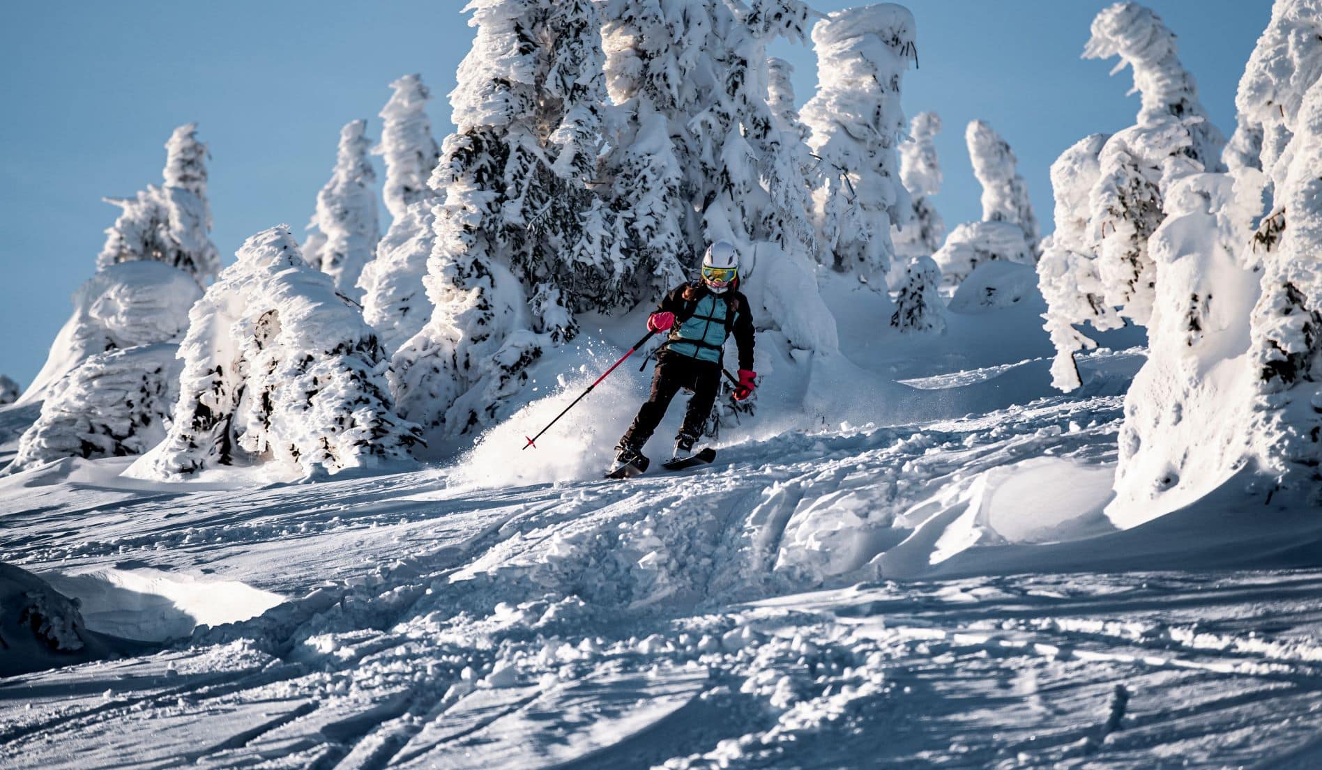 Skifahrer fährt Hang herunter