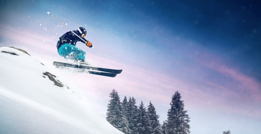 Skifahrer rast Berg runter