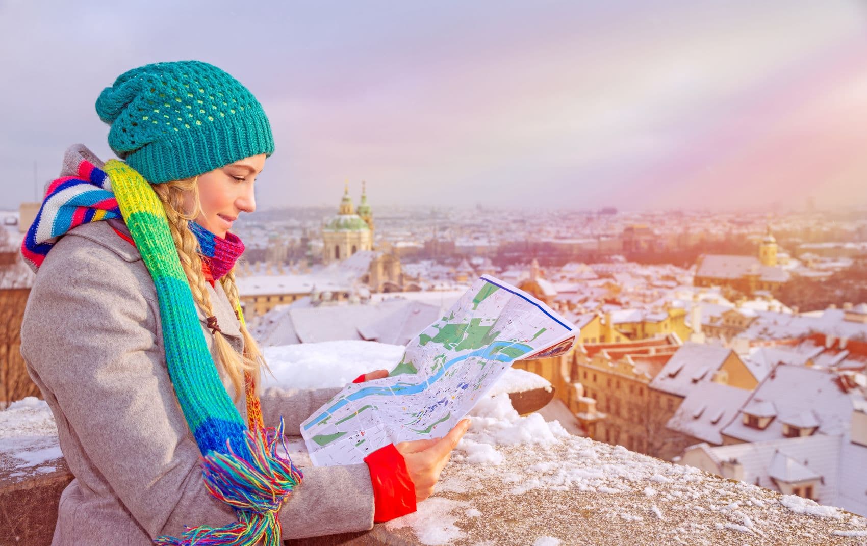 Junge Frau mit Stadtplan im Winter in Prag