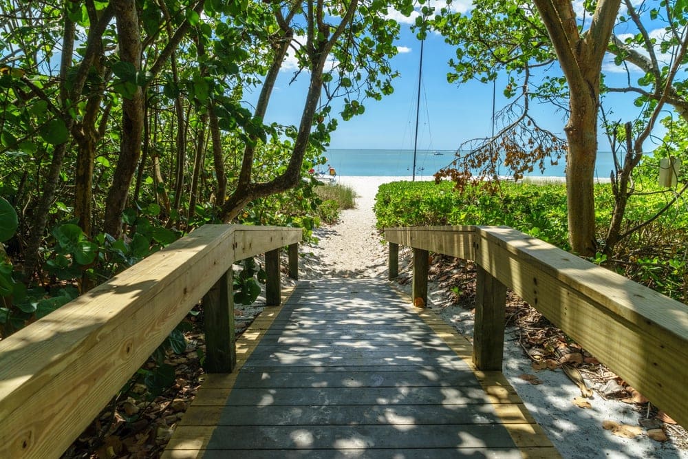 Eingangsweg zum Ocean Beach in Naples in Florida