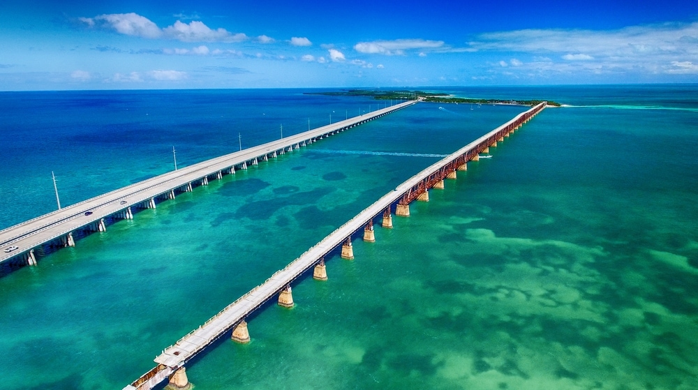 Vogelperspektivenblick auf die Seven Mile Bridge in Florida