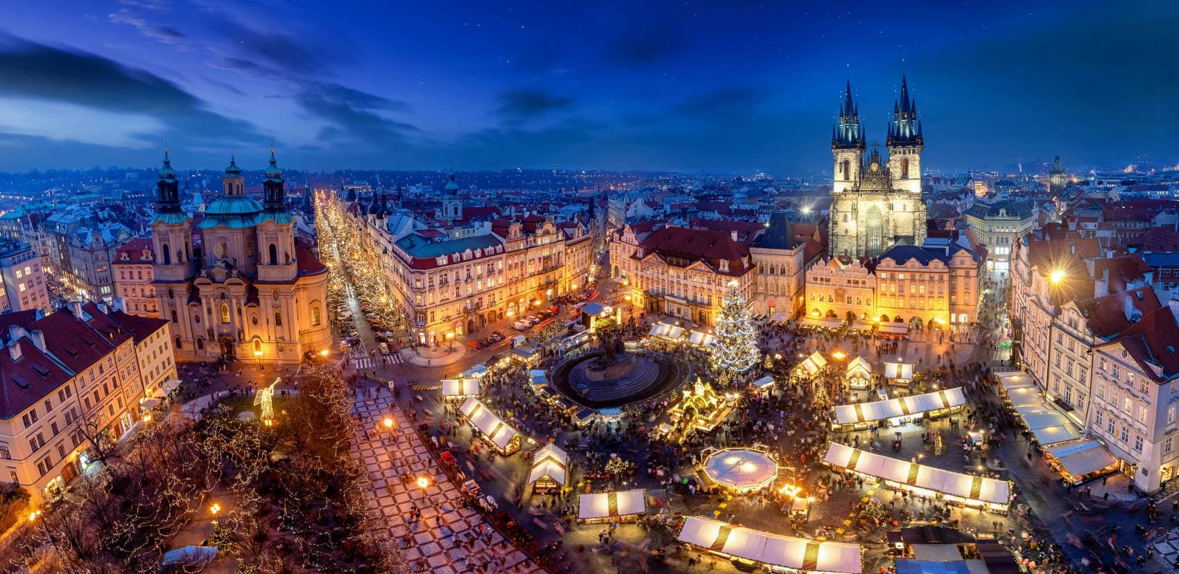 Panorama-Blick auf Weihnachtsmarkt in Prager Altstadt
