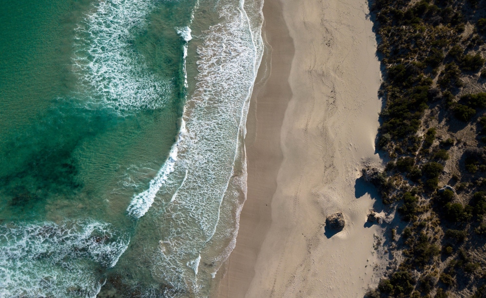 Feiner Sandstrand und türkises Wasser mit Drohne fotografiert