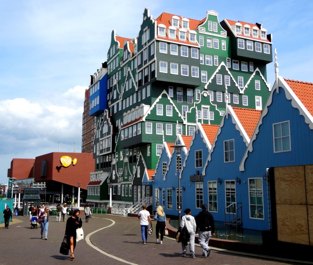 Das Inntel Hotel in Zaandam ist Innen wie Außen eine bizarrre Erscheinung.