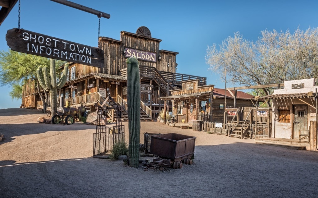 Alter Saloon, Galerie und Gefängnis in der Geisterstadt Goldfield in Arizona