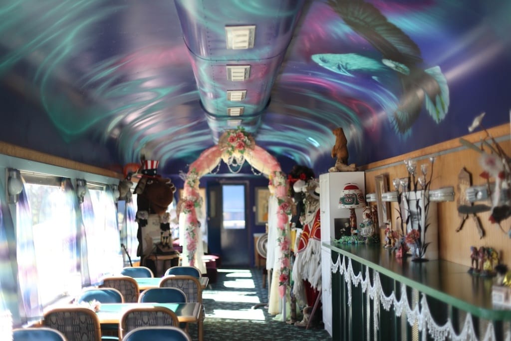 Im Aurora Express in Alaska kann man in einem alten und liebevoll herrgerichteten Zug nächtigen.