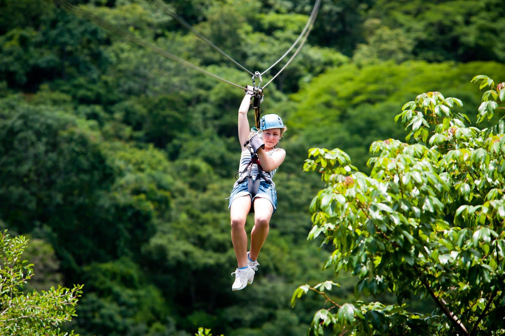 Frau auf Zipline in Costa Rica 