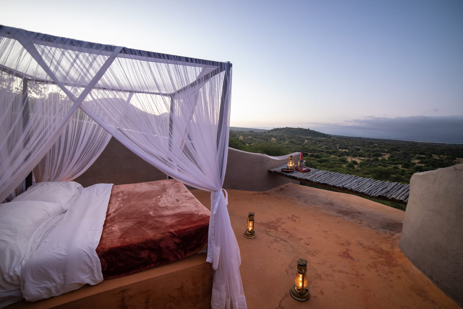 Bett unter freiem Himmel der Ol Donyo Lodge in Kenia, super romantisch für die Flitterwochen