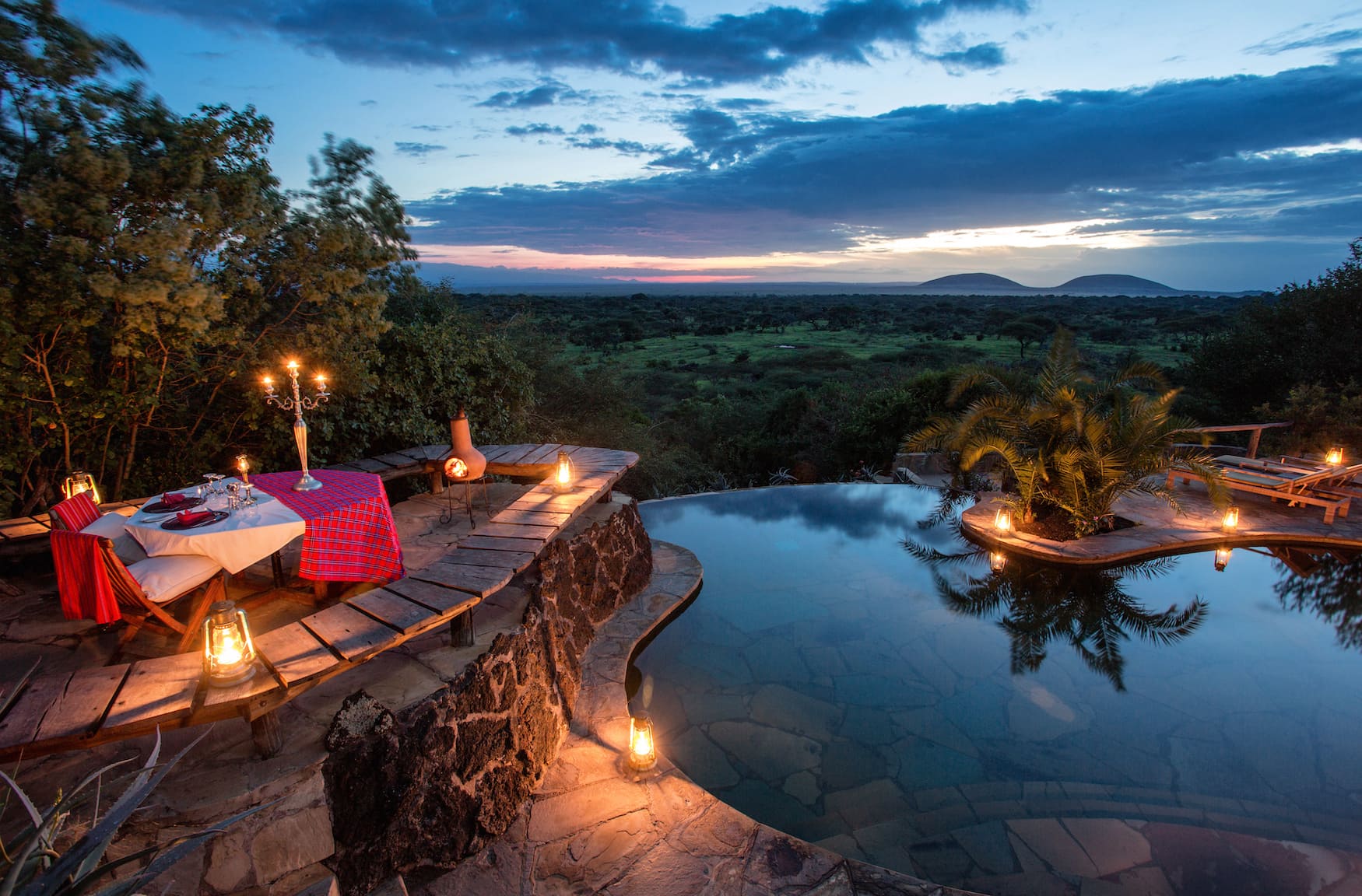 Romantische Dinner Location am Pool der Ol Donyo Lodge in Kenia