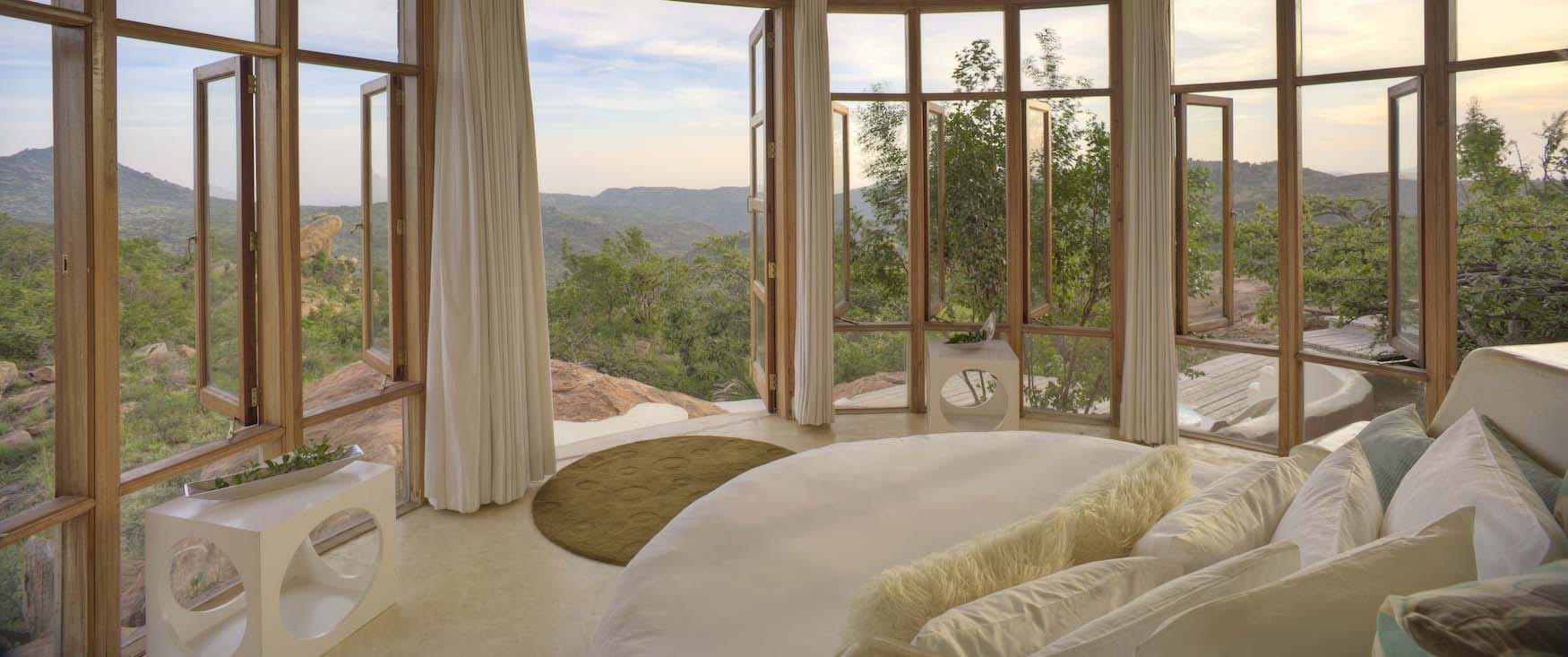 Blick aus dem Schlafzimmer des The Sanctuary at Ol Lentille in Kenia