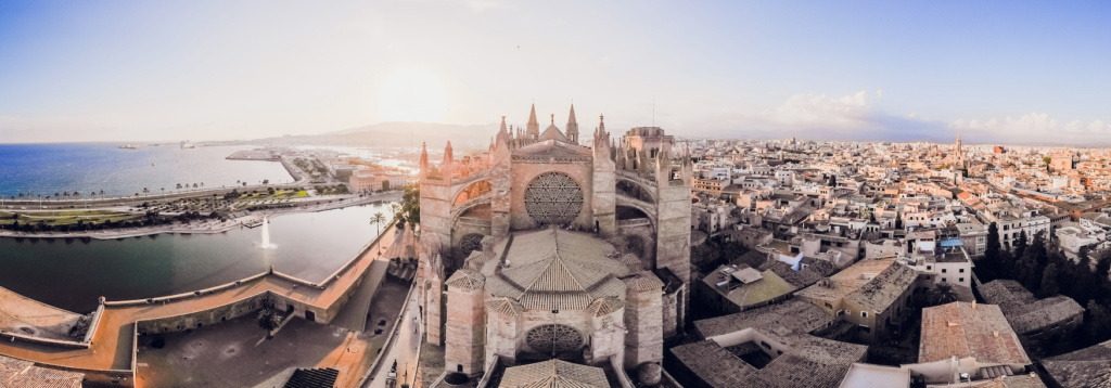 Luftbild über der Kathedrale von Palma de Mallorca