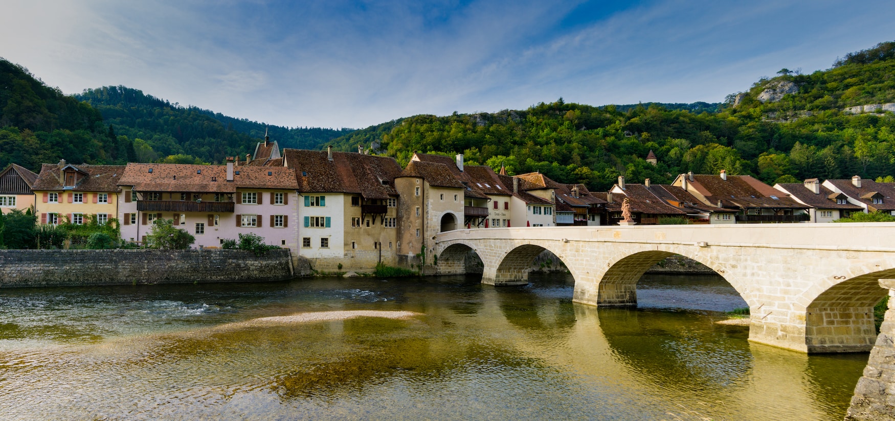 Panorama des historischen und malerischen Schweizer Dorfes Saint-Ursanne am Doubs