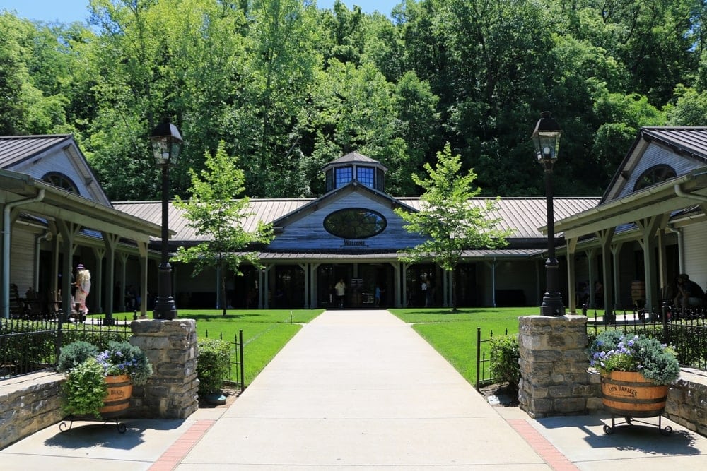 Eingang der Jack Daniel's Destillerie in Lynchburg