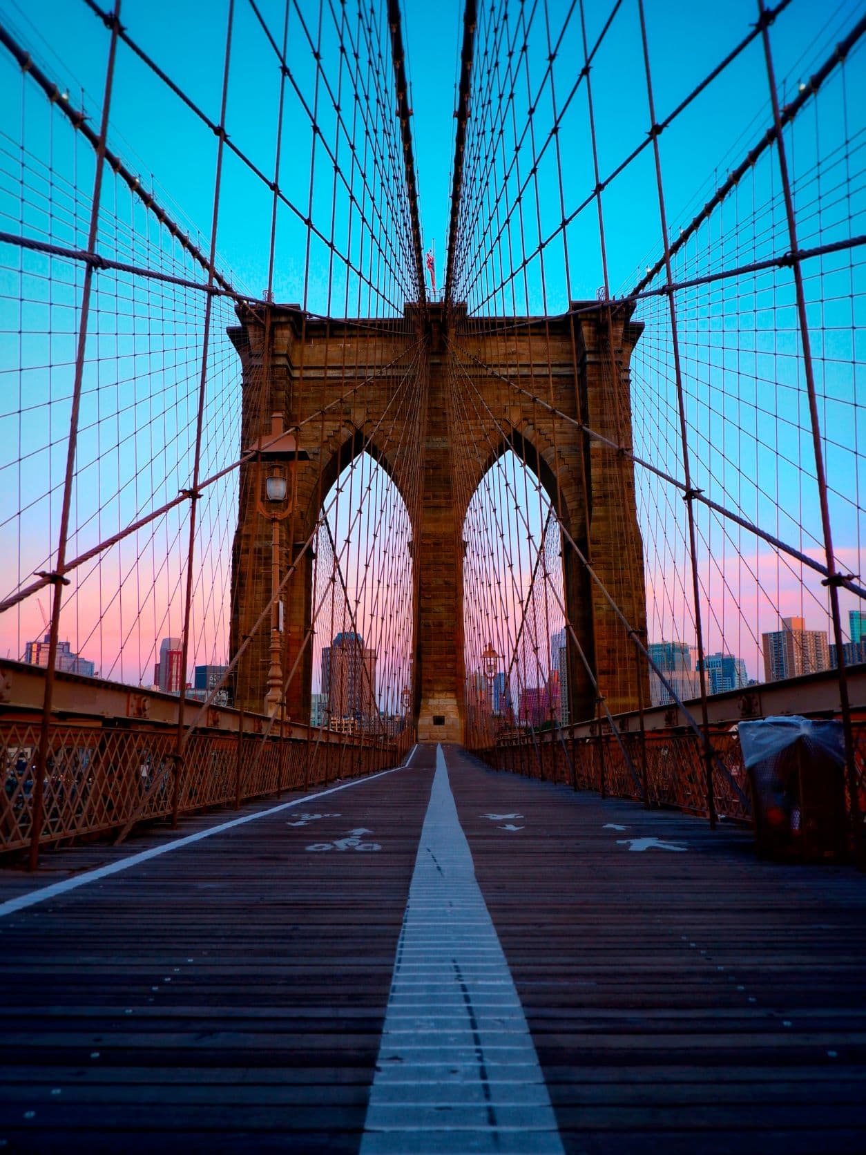 Menschenleerer Fuß- und Radweg auf der Brooklyn Bridge