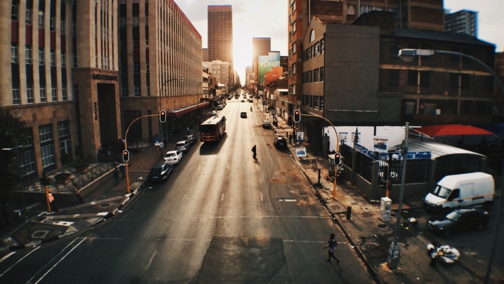 Straße in Johannesburg bei Dämmerung