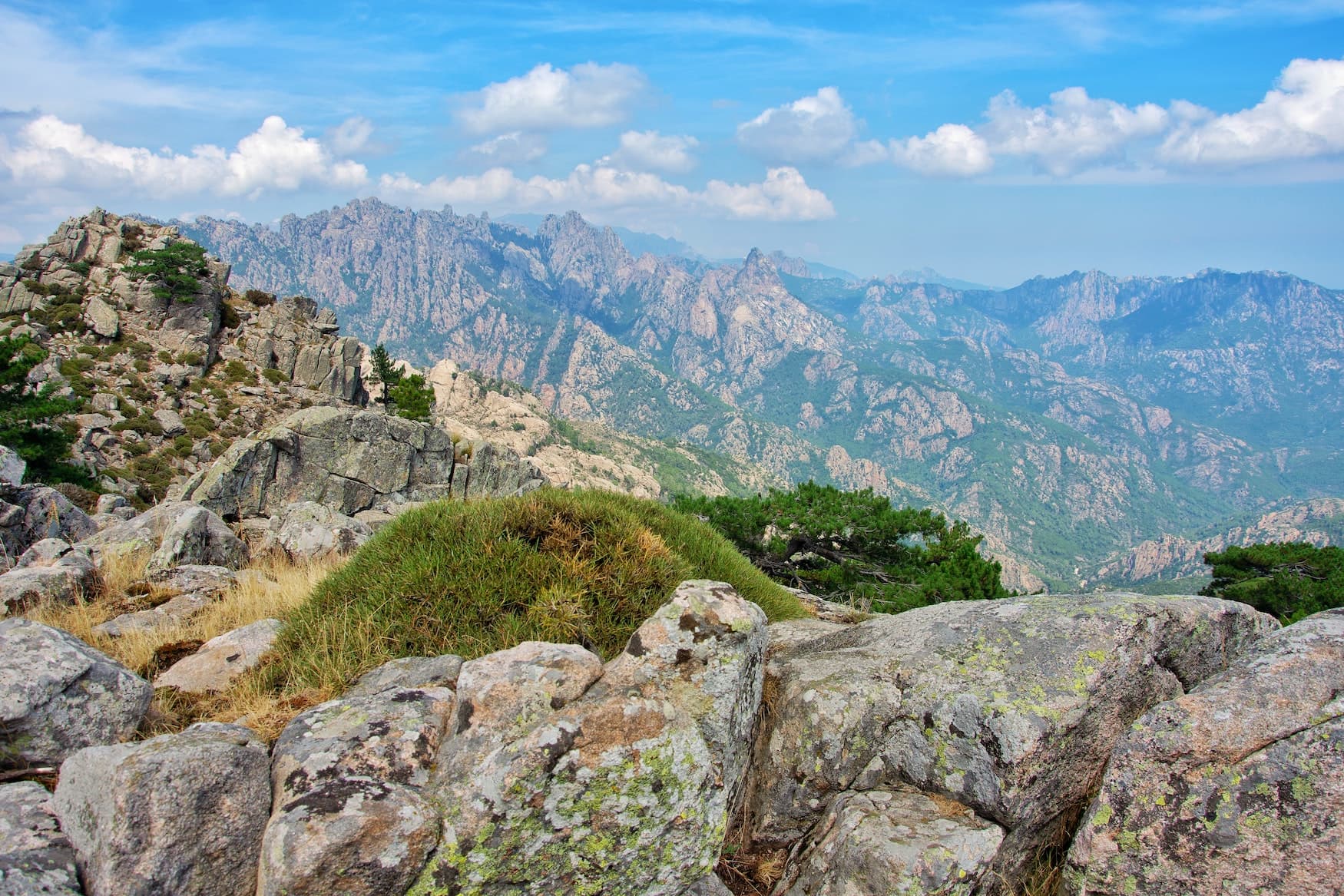 Gebirge auf Korsika. Eine Wanderung zählt definitiv zu unseren Koserika-Tipps für eure nächste Reise
