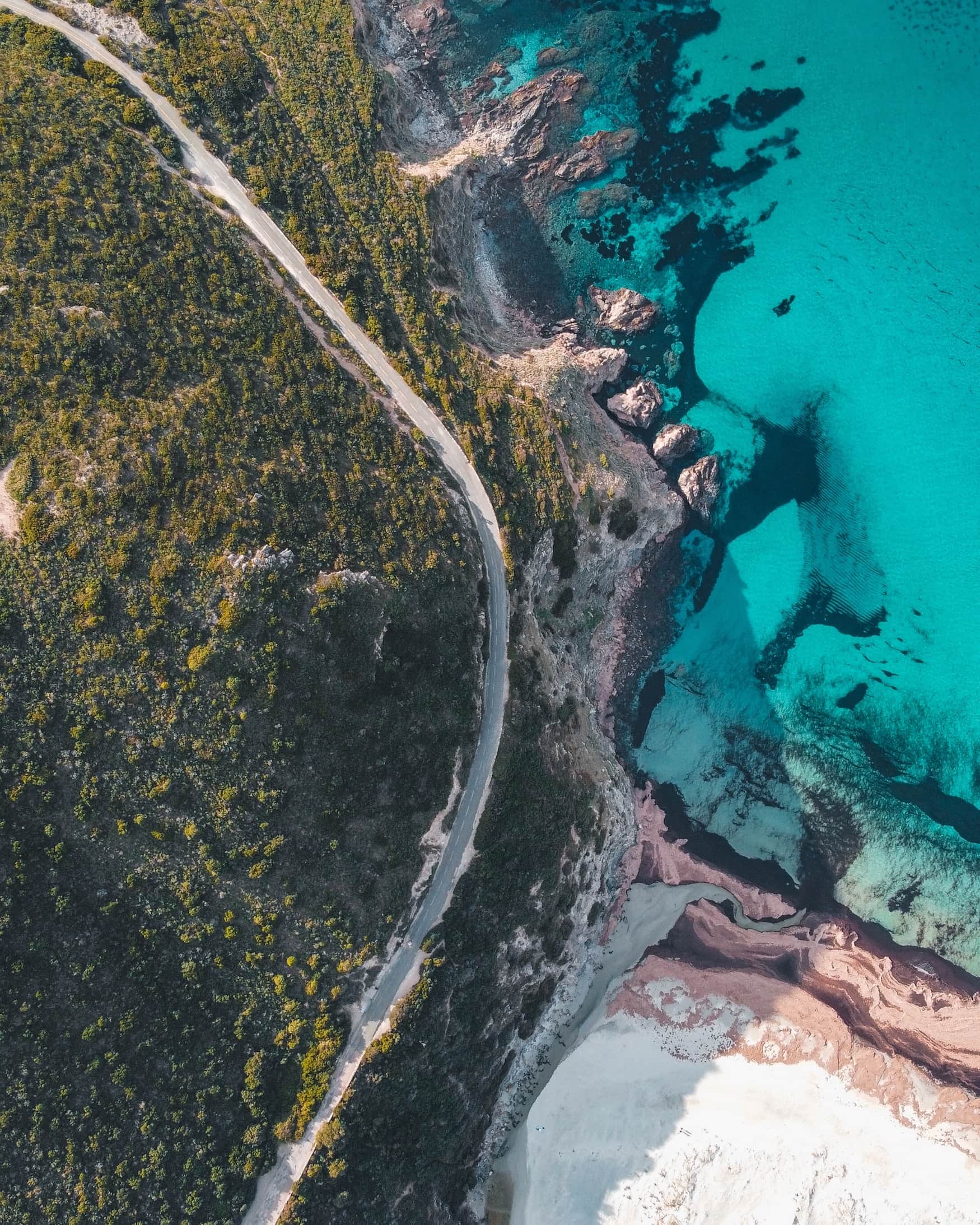 Straße entlang der Küste einer Mittelmeer-Insel