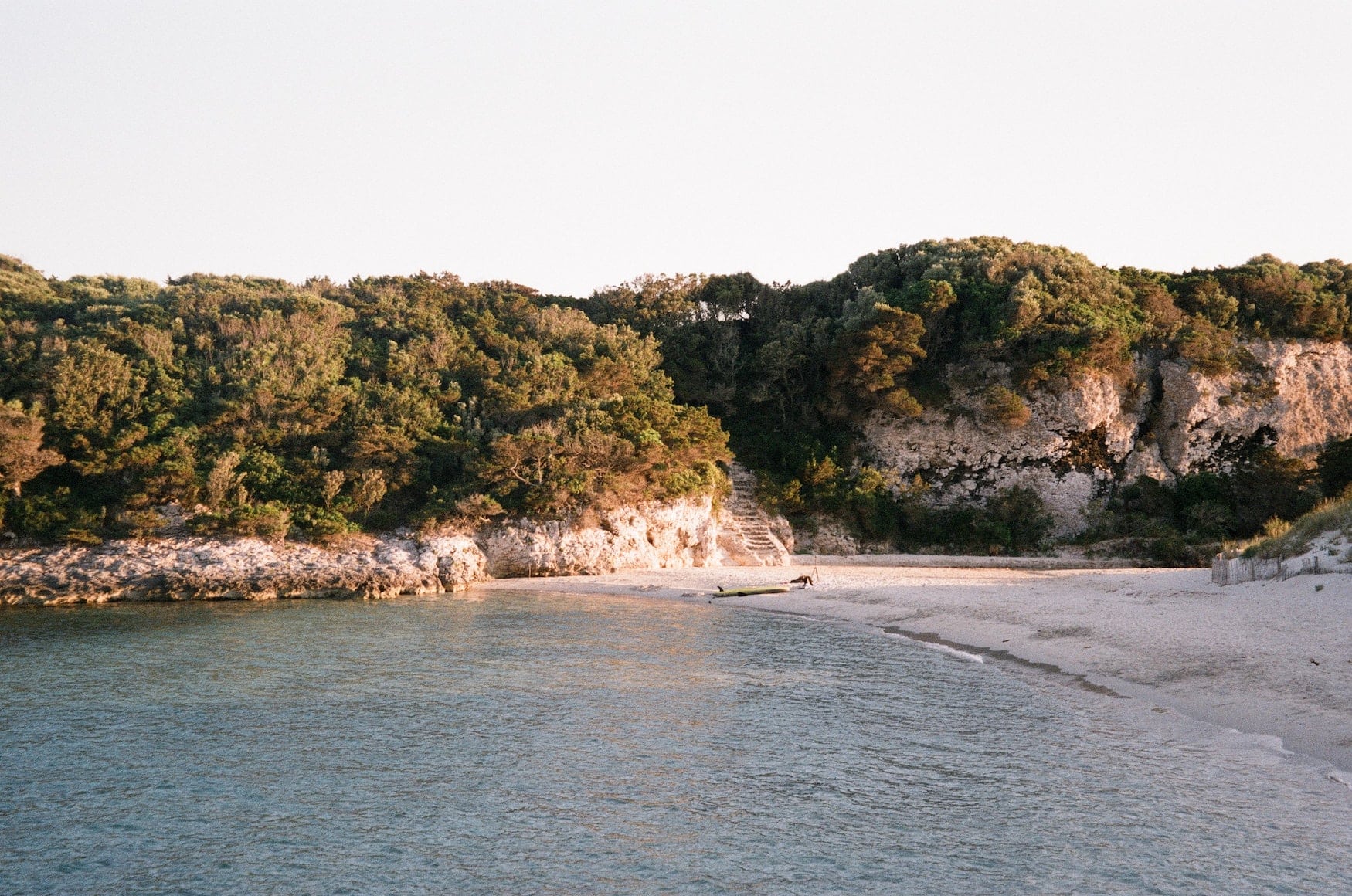 Einsamer Strandabschnitt auf Korsika