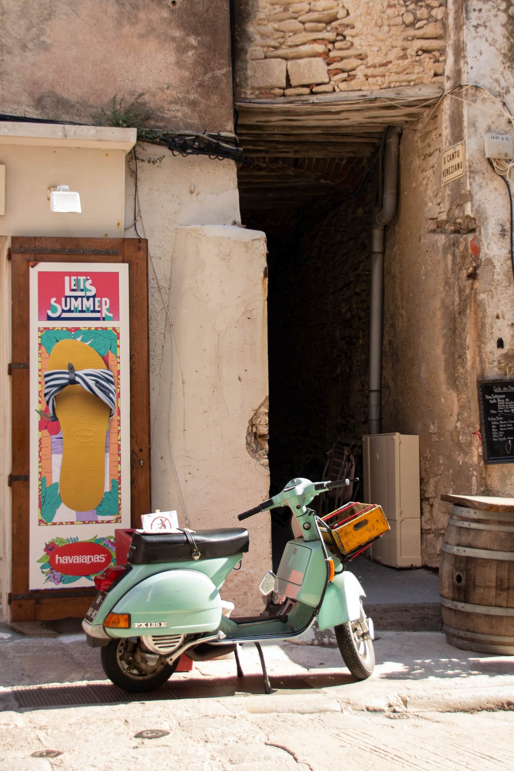 Wie wäre es mit einer Vespa-Tour über die Insel im Mittelmeer?