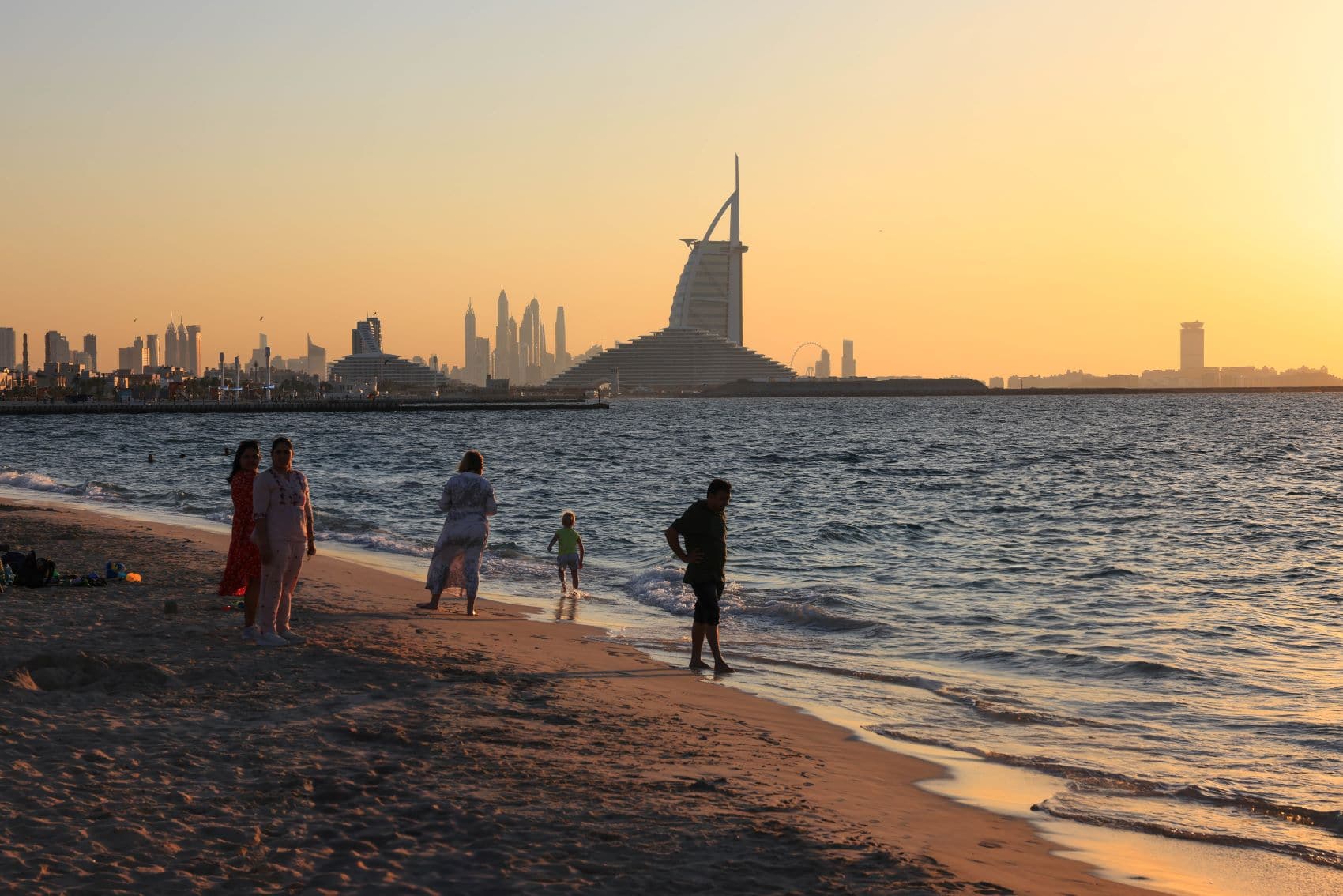 Besucher am Kite Beach in Dubai